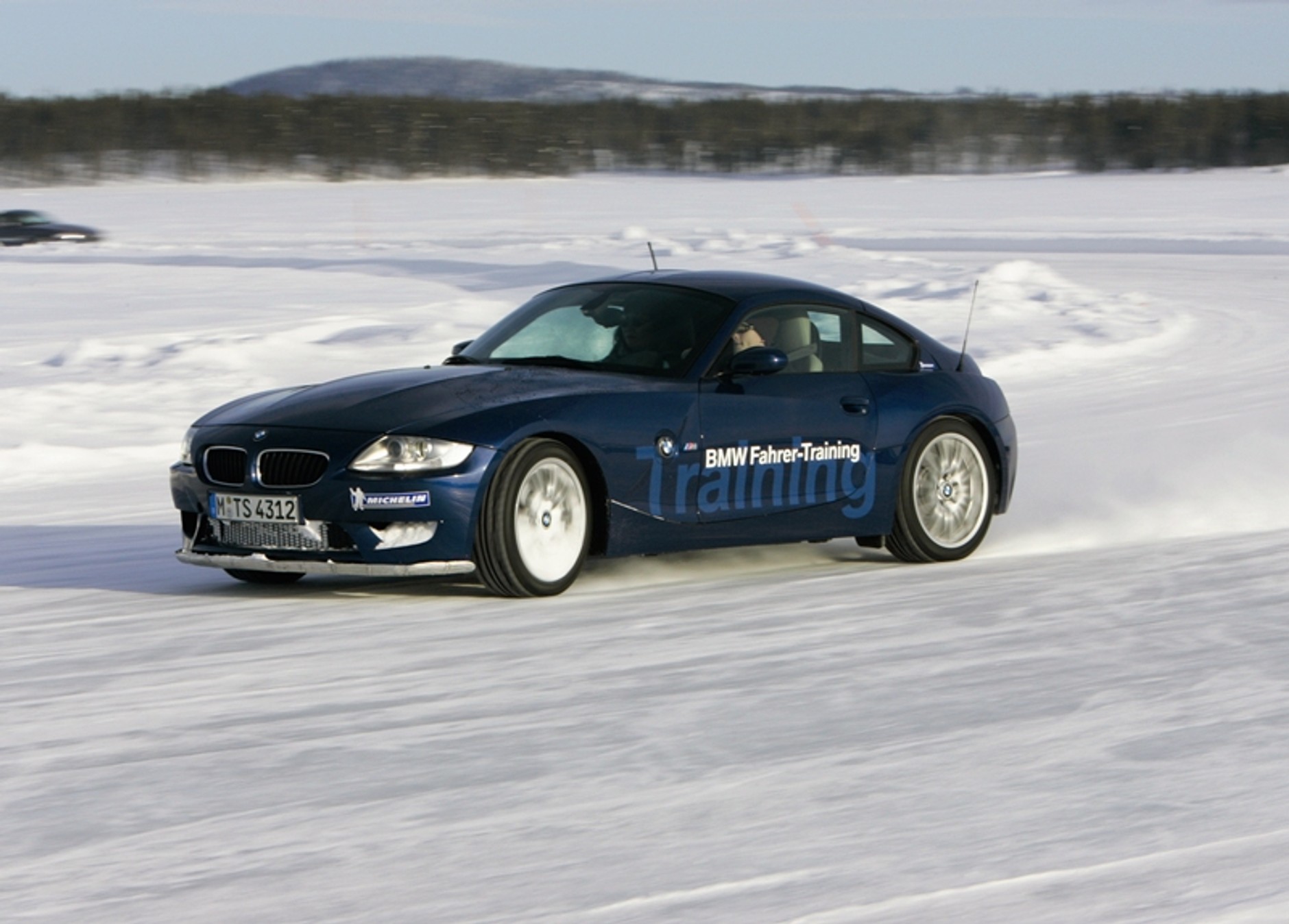 Mercedes i BMW szaleją na śniegu