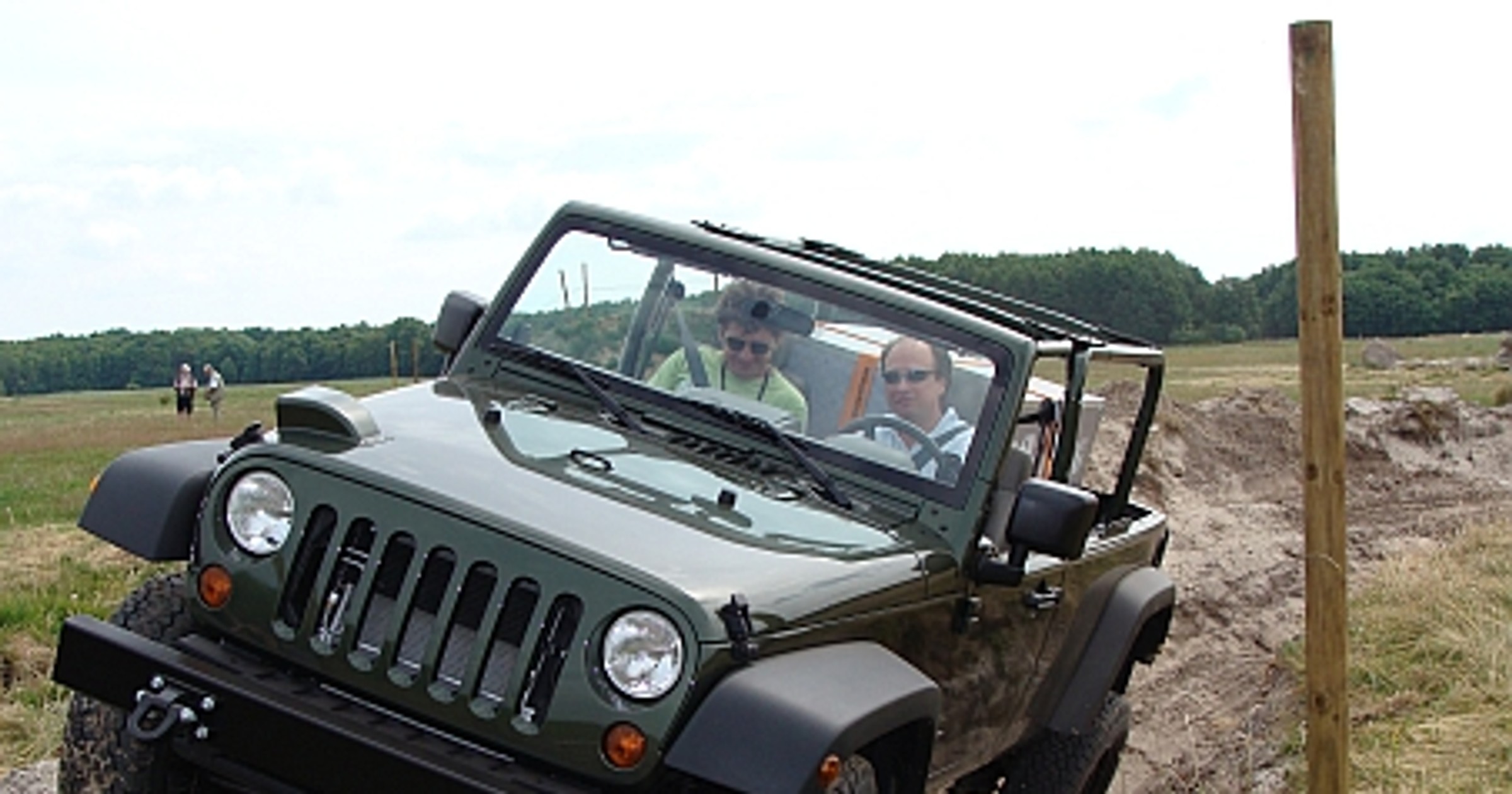 Jeep J8 w praktycznej wersji prosto z Kairu