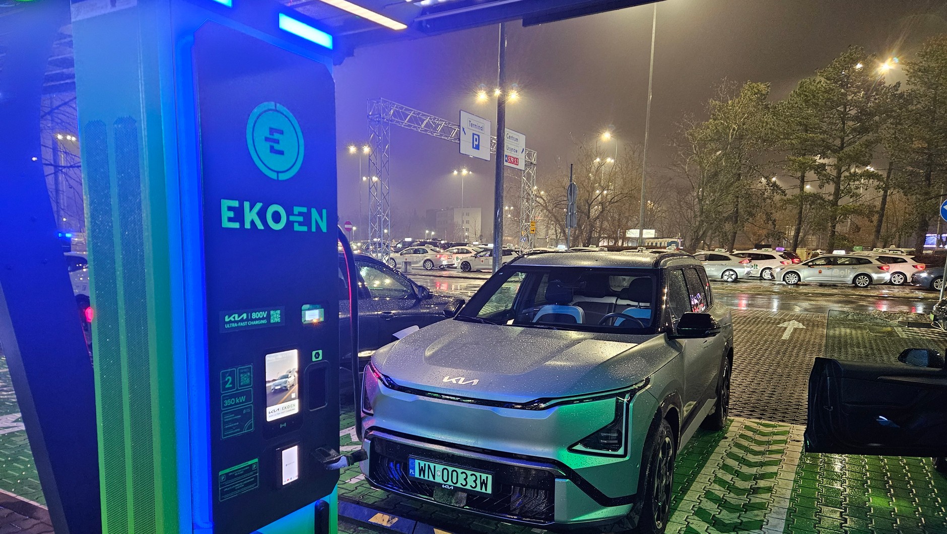 KIA EV5: maksymalna moc ładowania wynosi 150 kW – większe modele EV5 i EV9 ładują się szybciej dzięki architekturze 800 V.