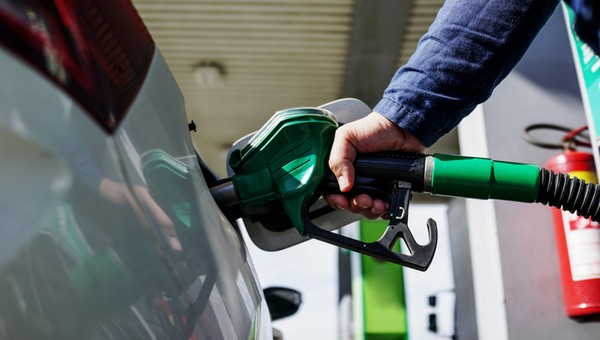 Na stacjach benzynowych można tankować taniej nawet bez promocji. Wystarczą dwie karty