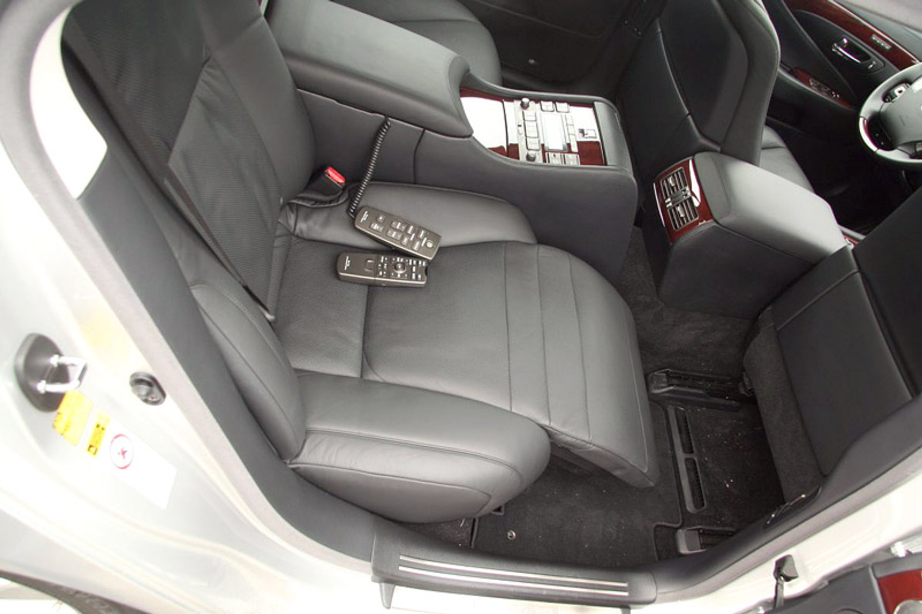 Lexus: hybrydowe wersje modeli GS i LS z większym bagażnikiem