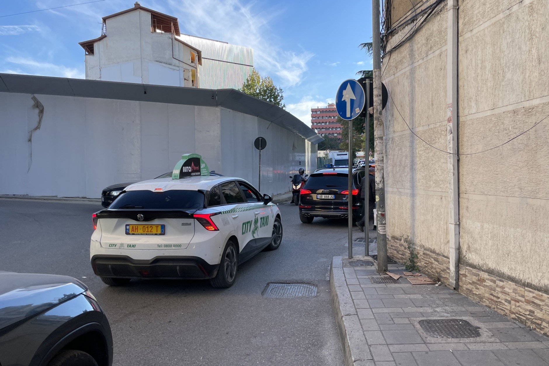 Chińska elektryczna taksówka (MG 4) w korku w Tiranie