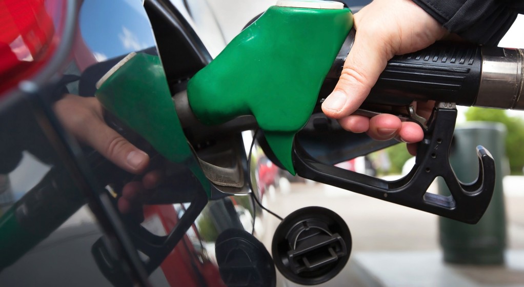 Tankowanie na stacji paliw (zdjęcie ilustracyjne)