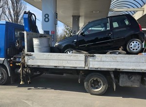Przewoził osobówkę na ciężarówce. Natychmiast został zatrzymany przez policję