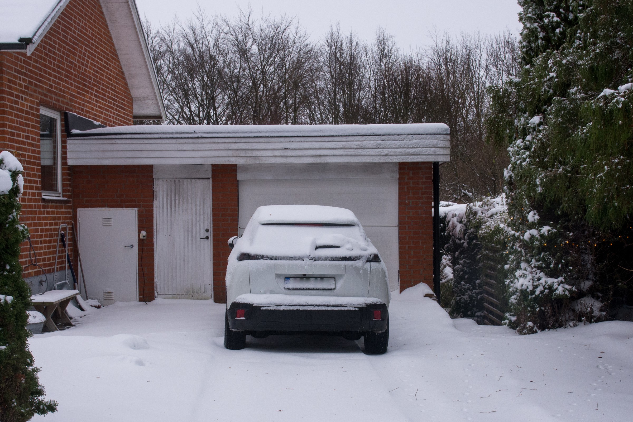 Zimowa pułapka w garażu. Dlaczego lepiej zostawić samochód na zewnątrz?