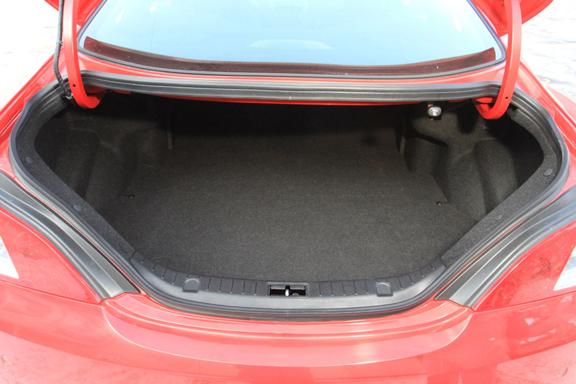 Hyundai Genesis Coupe: czerwony palacz gumy