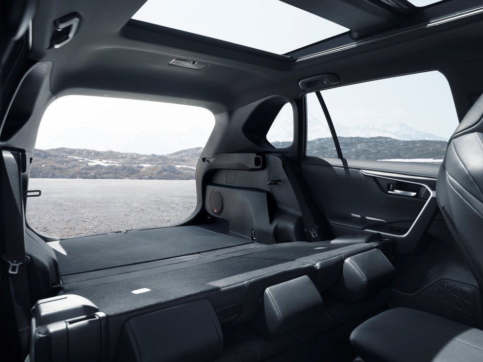 Toyota RAV4 Hybrid na Salonie Samochodowym w Paryżu