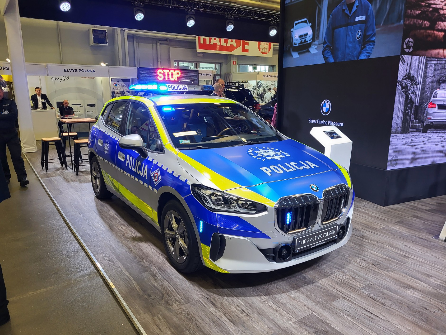 BMW 2 Active Tourer, prezentowane na targach Polsecure 2023, w aktualnych barwach nie miało znaków taktycznych (oznaczenie jednostki policji, numer radiowozu), co może świadczyć o tym, że to (na razie) tylko auto demonstracyjne.
