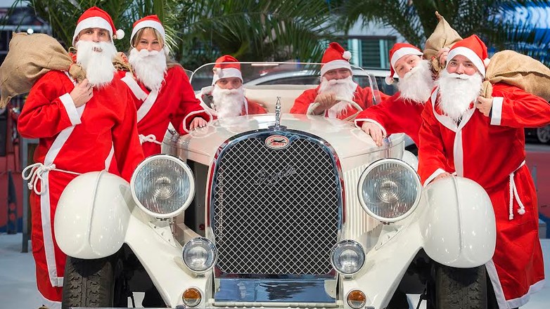 Mikołaje rozdają prezenty