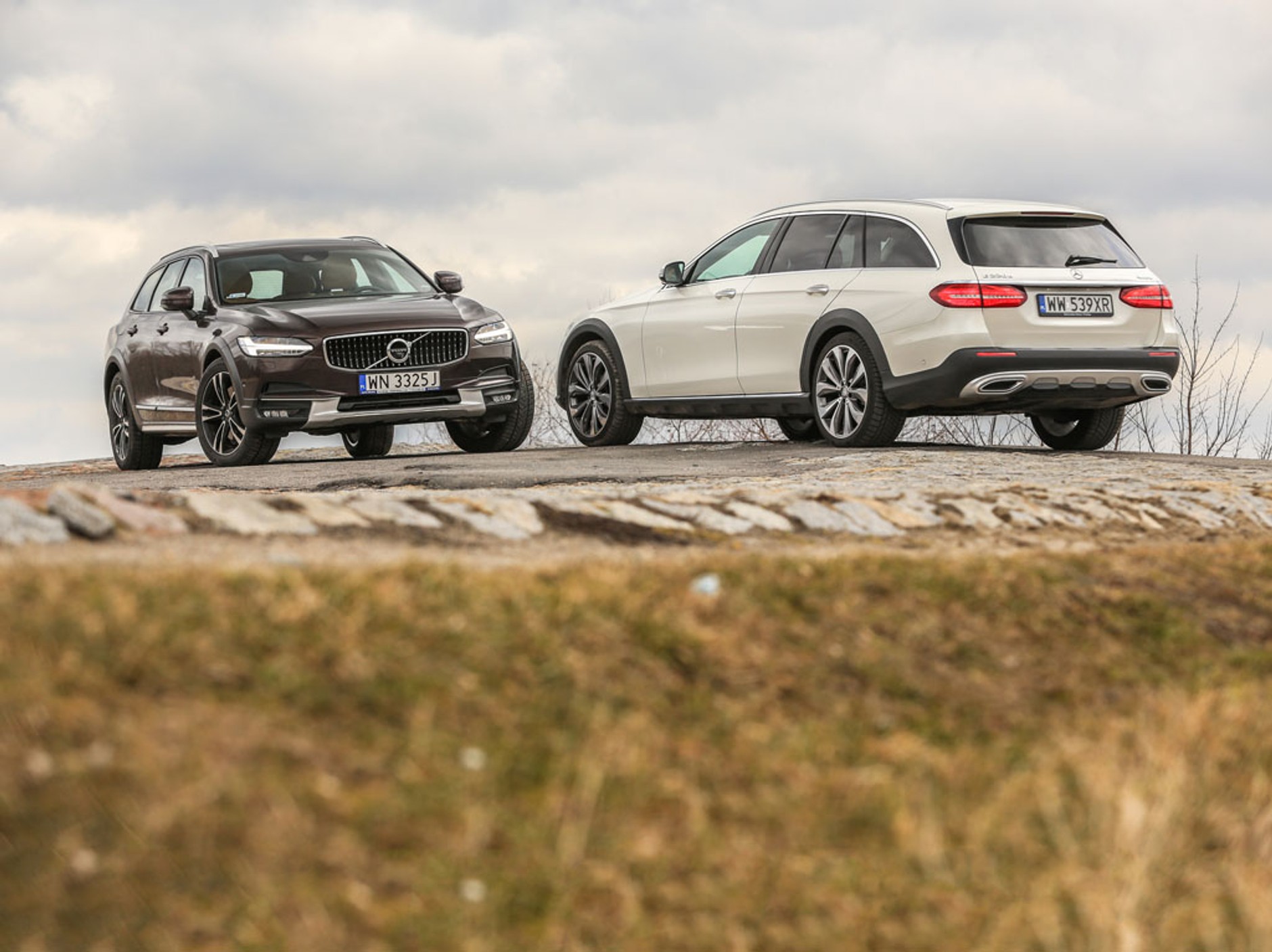 Volvo V90 Cross Country kontra Mercedes All-Terrain - który jest lepszy na każdą drogę?