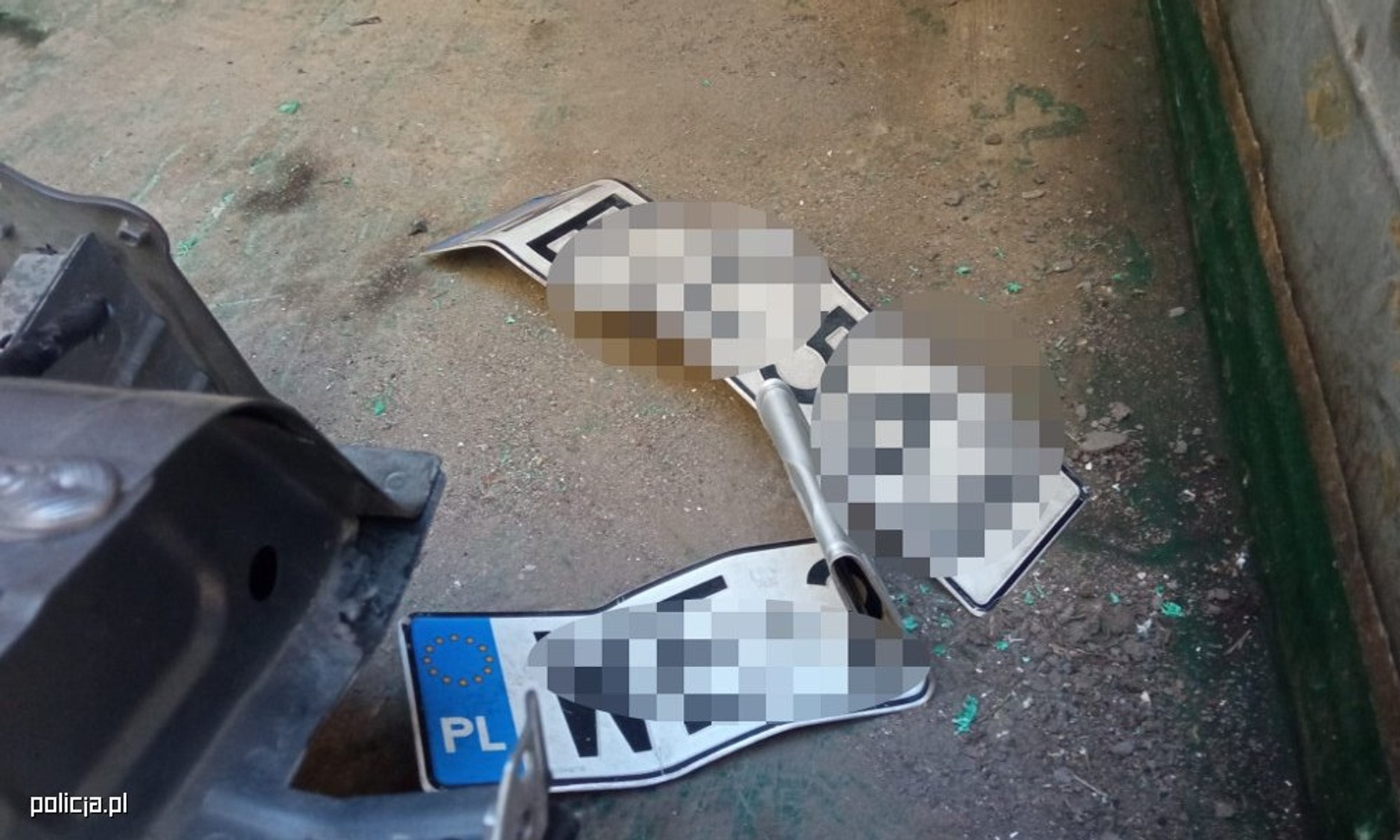 Demontowali skradzione auto w lesie