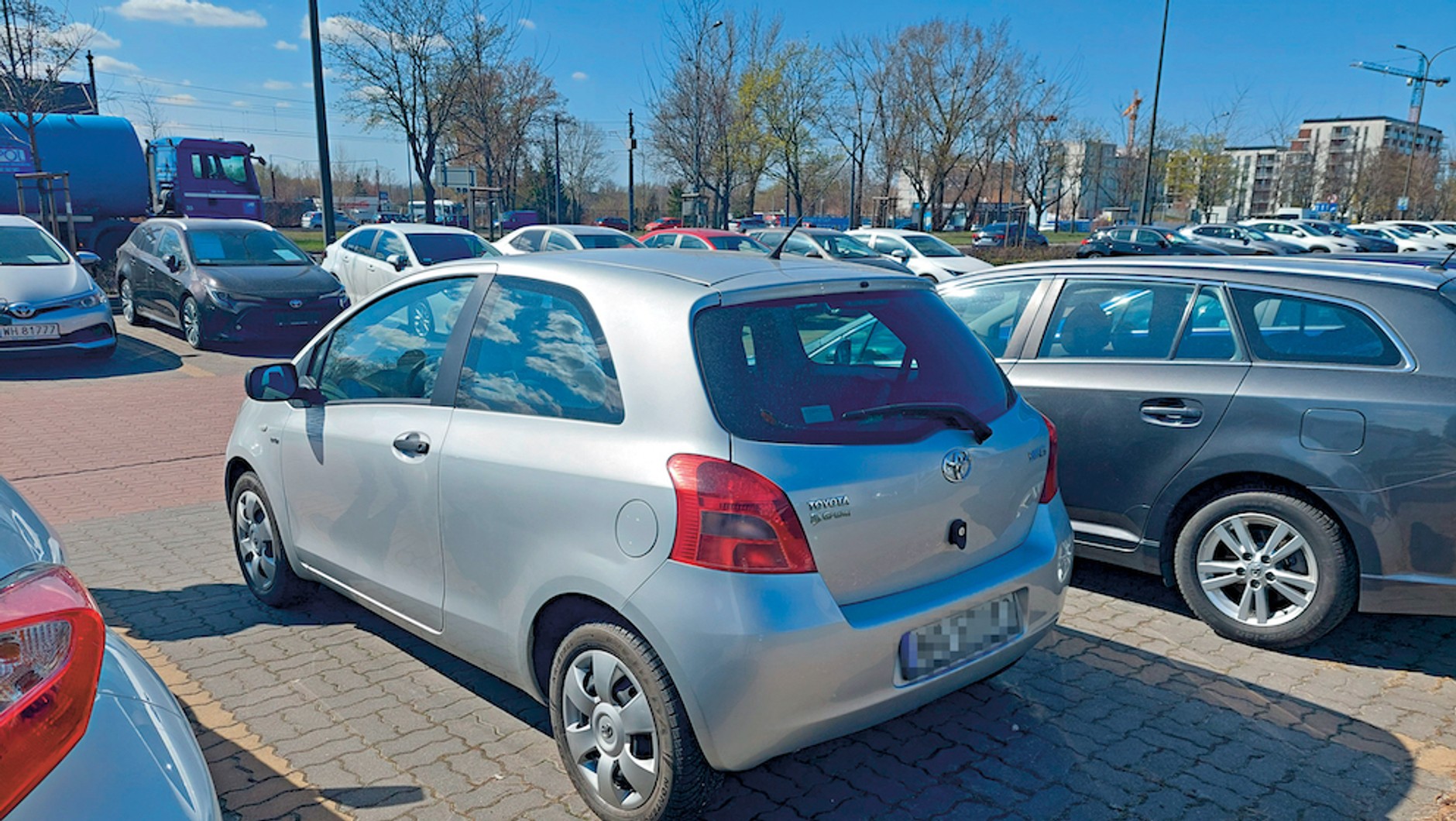 Używana Toyota Yaris II: lakier fabryczny (wszystkie elementy sprawdziliśmy czujnikiem grubości lakieru), ale – co ważniejsze – Yaris niemal nie rdzewieje. Powinien jeszcze posłużyć.