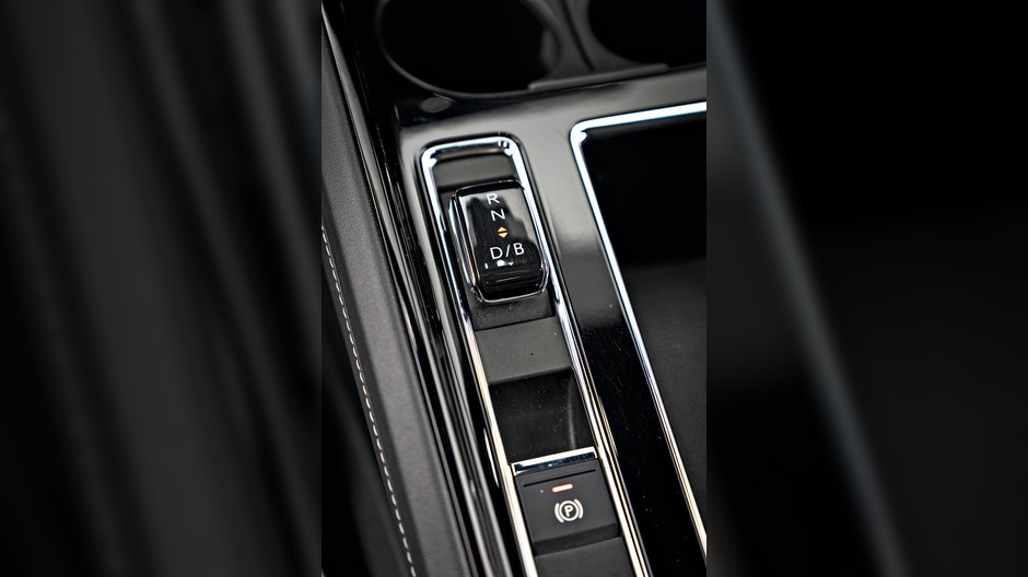 Skoda Enyaq Coupe 2022 - to, co Hyundai ma przy kierownicy, w Skodzie znajdziecie na tunelu środkowym. Miniaturowy przycisk do wyboru kierunku i trybu jazdy.