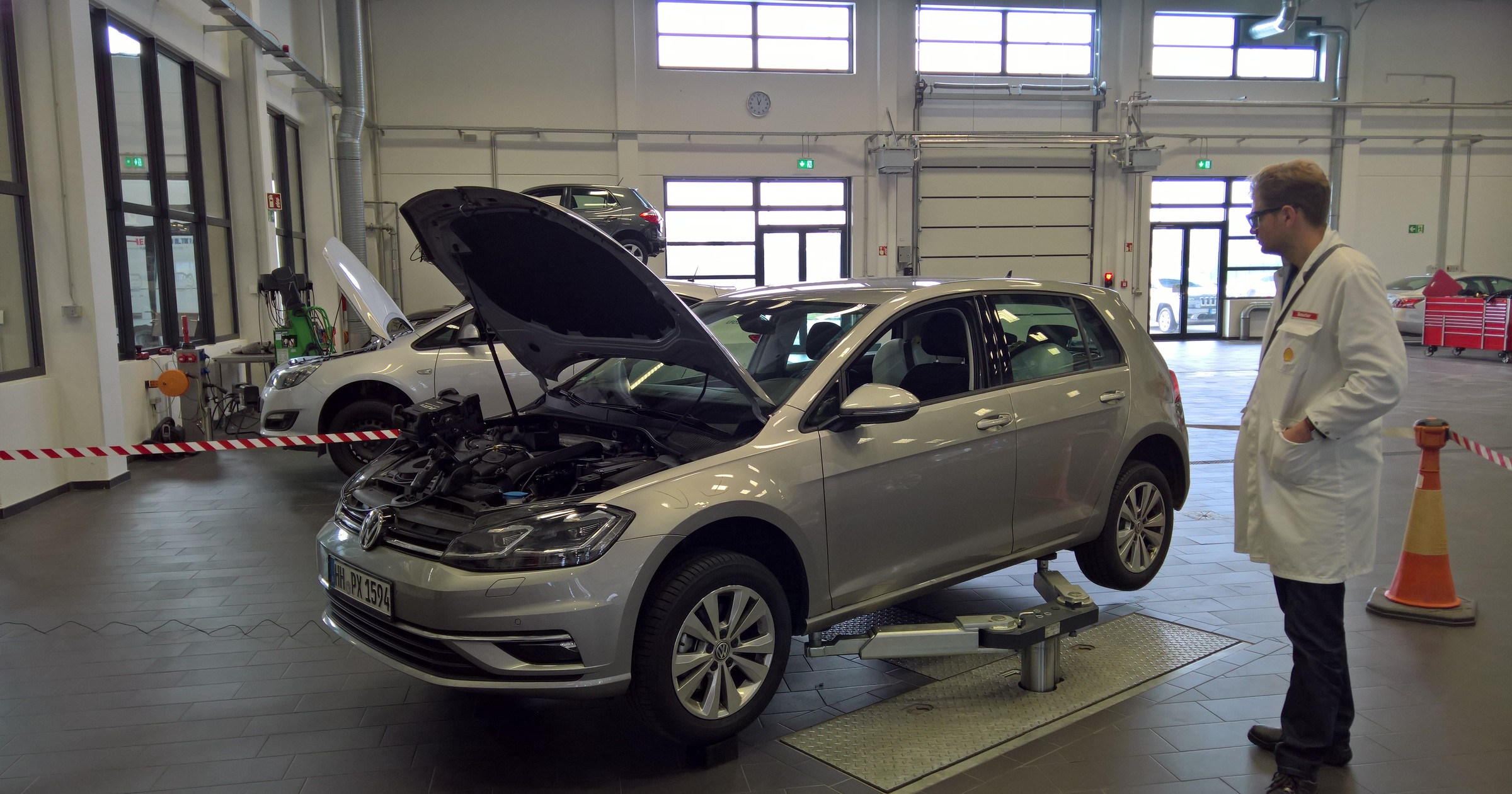 Oto jeden z testowych pojazdów do badania wpływu paliw na silniki. Świeży VW Golf TSI