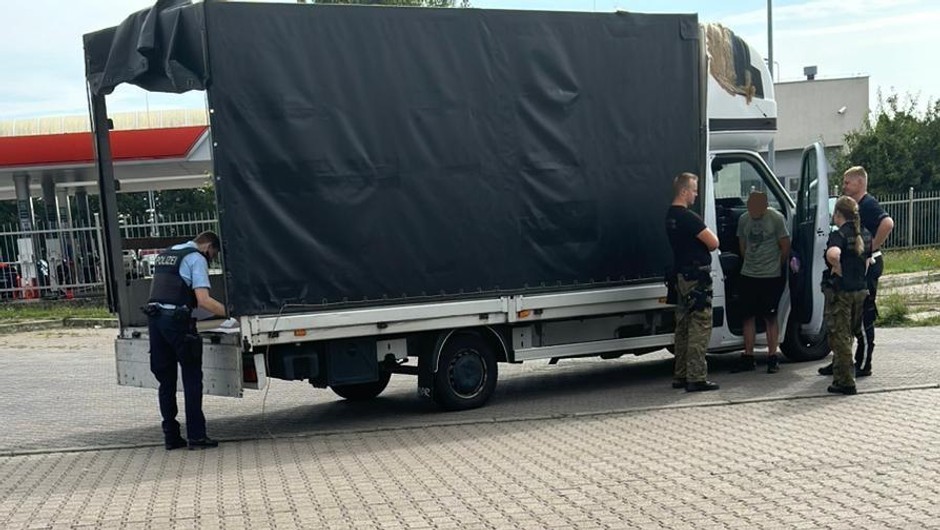Skradziony pojazd użytkowy odzyskany na granicy z Niemcami