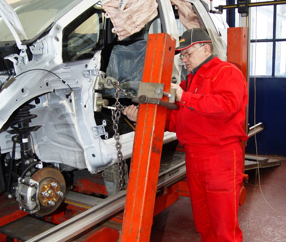 Po wypadku warto zmierzyć auto. Zobacz jak zrobić to dobrze