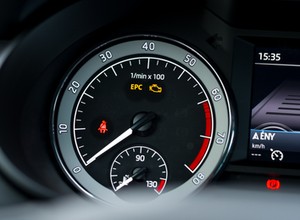 Kierowcy lekceważą kontrolkę EPC. To może słono kosztować