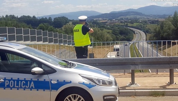 Policjanci mierzą odstęp pomiędzy samochodami za pomocą laserowych mierników prędkości; kto używa tempomatu adaptacyjnego, ten ryzykuje mandatem