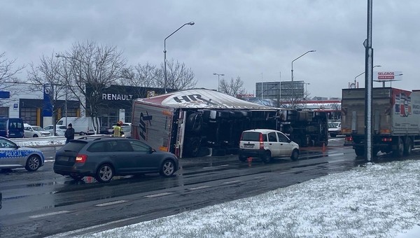 Armagedon na ul. Puławskiej w Warszawie. Skutki burzy śnieżnej w stolicy [Zdjęcia]