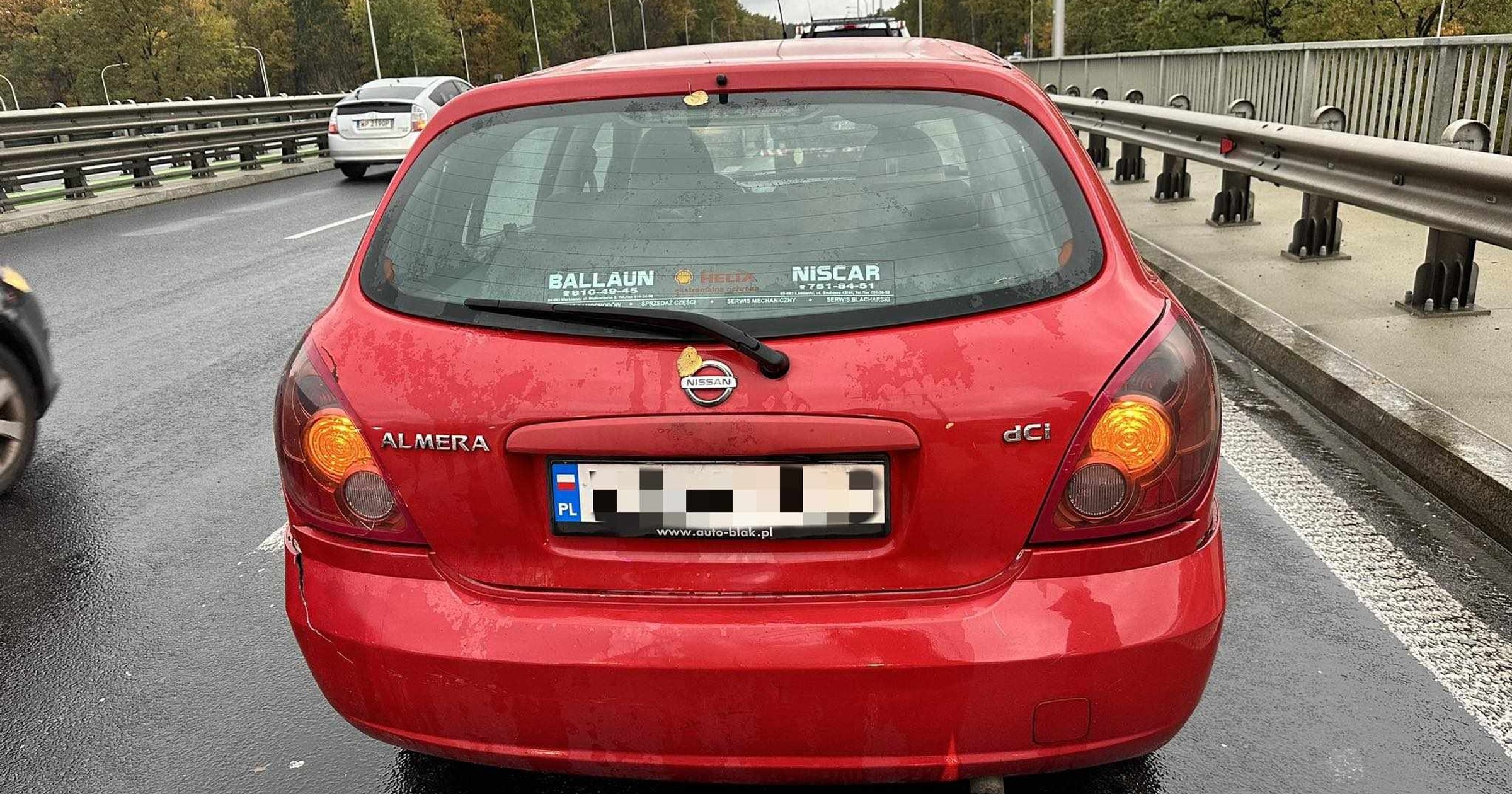 Na pierwszy rzut oka niemal brak uszkodzeń. Pod spodem wycena na 10 tys. zł