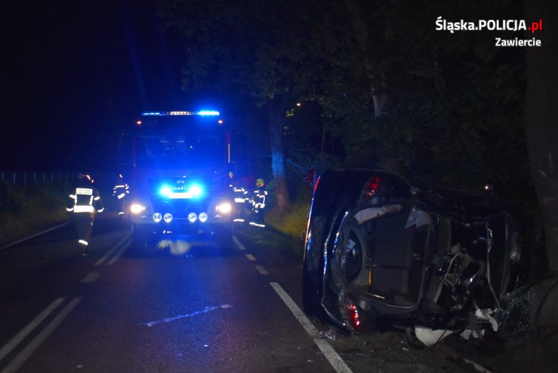 Opel "dachował" w Biskupicach. Pasażerowie zostali uwięzieni