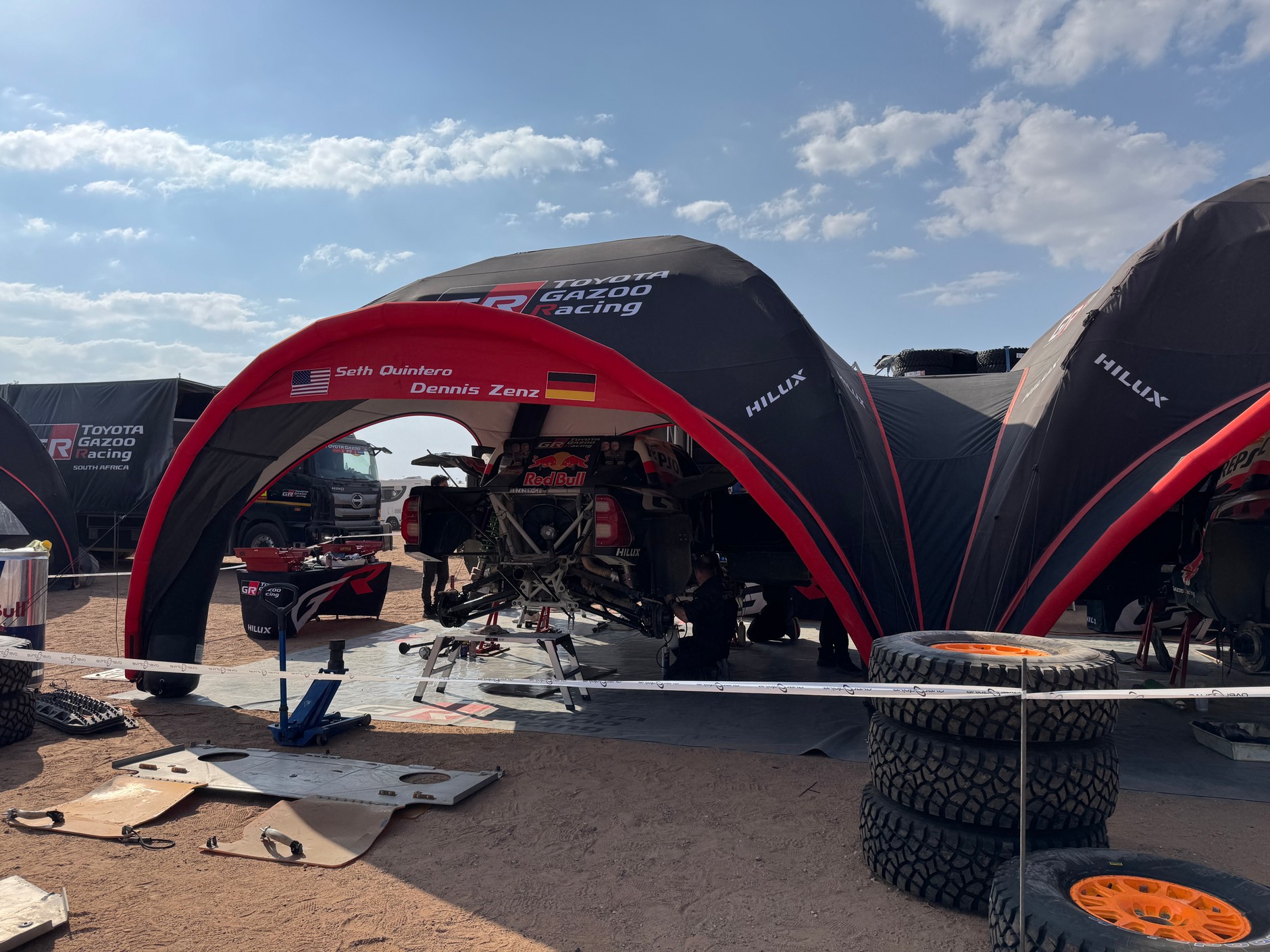 Stanowisko Toyota Gazoo Racing na biwaku Rajd Dakar 2025