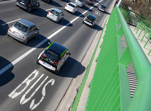 Kiedy koniec przywilejów dla "elektryków"? Jazda buspasami tylko do końca 2025 r.
