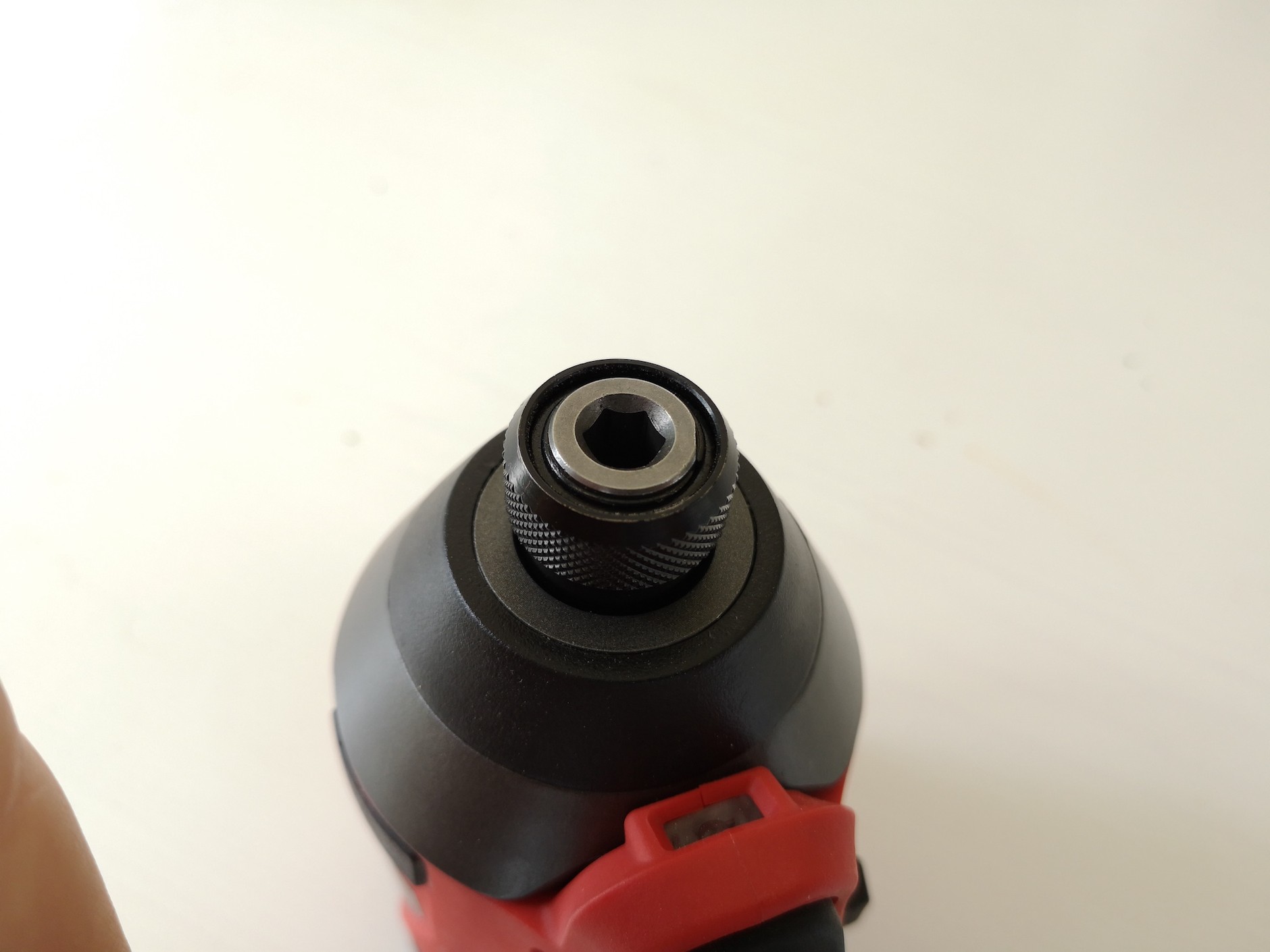 Zakrętarka udarowa: gniazdo na akcesoria – sześciokąt (hex) 1/4