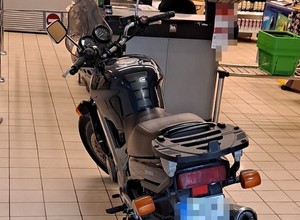 Zaparkował motocyklem w nietypowym miejscu. Wezwano policję