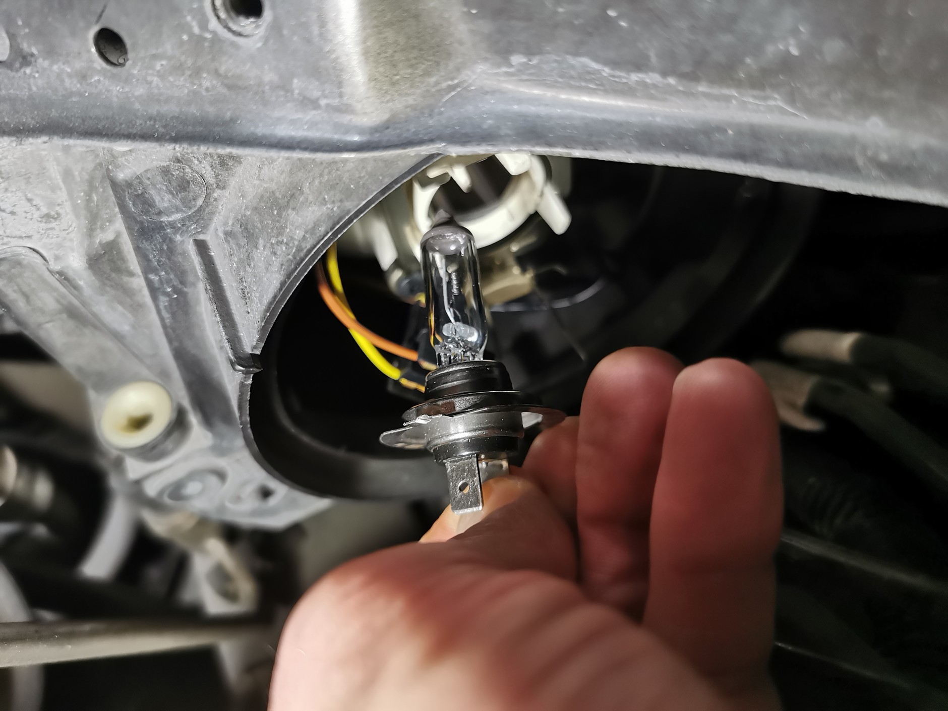 Philips Ultinon Access – montaż zaczynamy od wymontowania żarówki