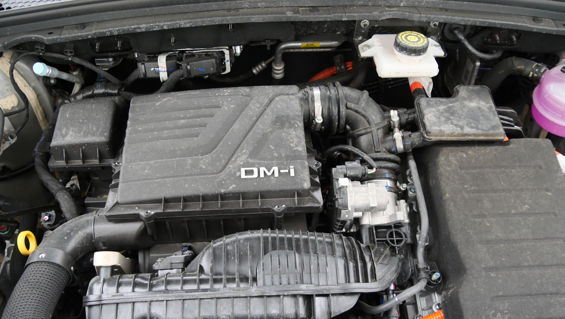 BYD Seal U DM-i (218 KM): w tej hybrydzie silnik spalinowy zwykle gra drugoplanową rolę. Częściej działa jako generator prądu niż bezpośredni napęd kół.