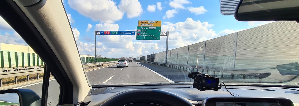Istnieją mandaty za jazdę za innym samochodem. Odległość to klucz do spokojnej jazdy