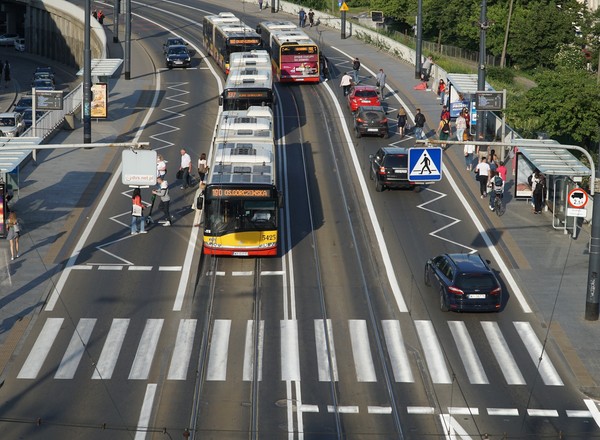 Policja wytypowała trzy najniebezpieczniejsze odcinki dla pieszych w Warszawie. Będą kontrole