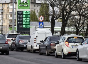 Na stacjach w Kijowie zaczyna brakować paliwa. Mieszkańcy masowo wracają