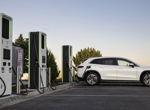 Mercedes me Charge – jedną kartą naładujesz elektrycznego Mercedesa dosłownie wszędzie