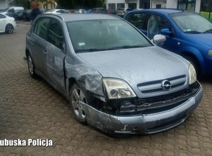 Wjechał autem do salonu kosmetycznego. Teraz może długo posiedzieć