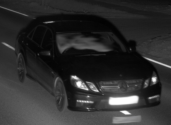 Jeździł autem z angielskimi tablicami i ignorował fotoradar. Stanie przed sądem