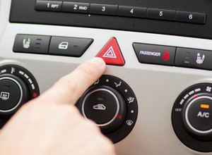 Co grozi za nieprawidłowe parkowanie na światłach awaryjnych?