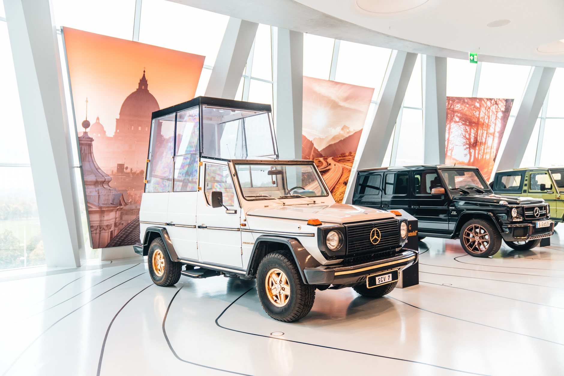 Na pierwszy rzut oka nowe auto wygląda bardzo podobnie do modelu przekazanego Janowi Pawłowi II 45 lat temu, ale to tylko pozory.