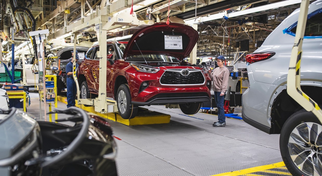 Będzie trudniej o nową Toyotę. Koncern wstrzymuje produkcję