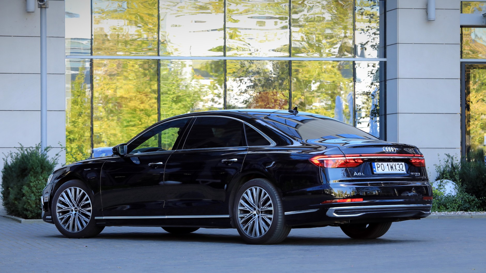 Audi A8 L 60 TFSI (2022 r.; D5)
