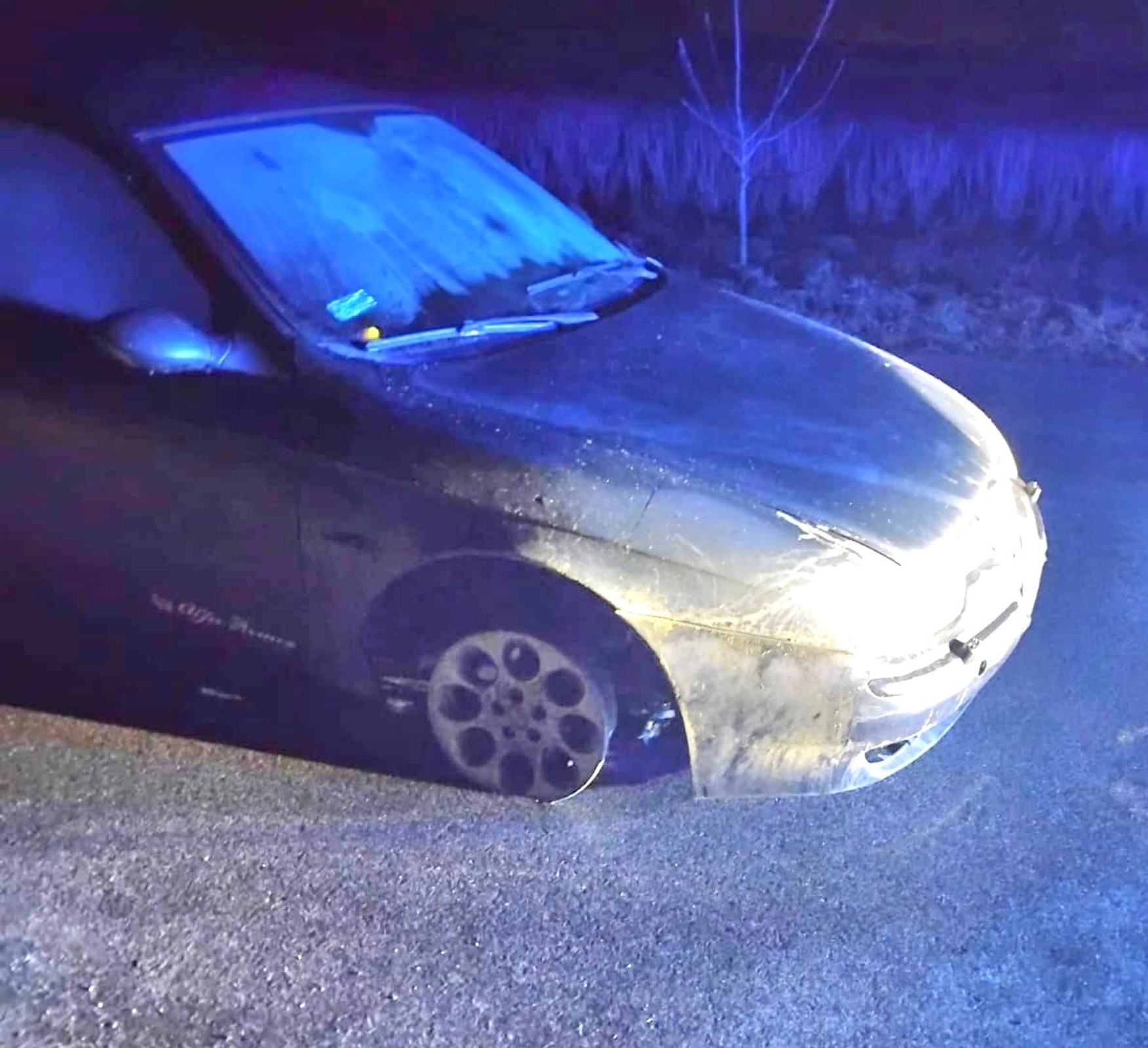 Jechali pijani na samych felgach i uderzyli w słup