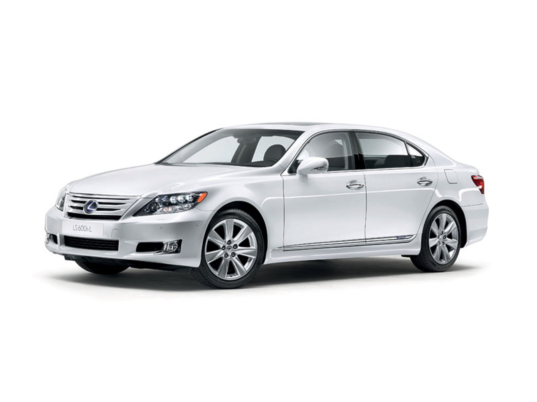 Lexus LS 600 h 2010: nowe akumulatory i więcej miejsca w bagażniku