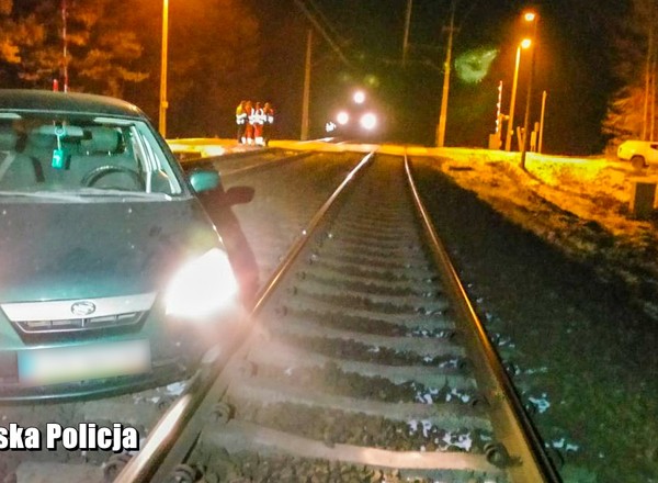 Jechała z dzieckiem po torowisku i utknęła. Maszynistę powiadomiły czujniki