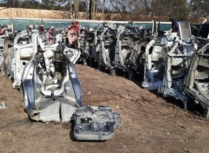 Tak wygląda "dziupla" złodziei aut. Policja pokazała nagranie