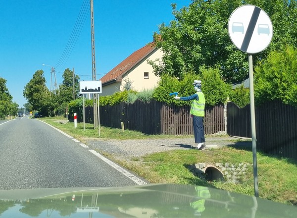 Przy drodze krajowej "straszy" policjant Zenek. Mamy zdjęcia