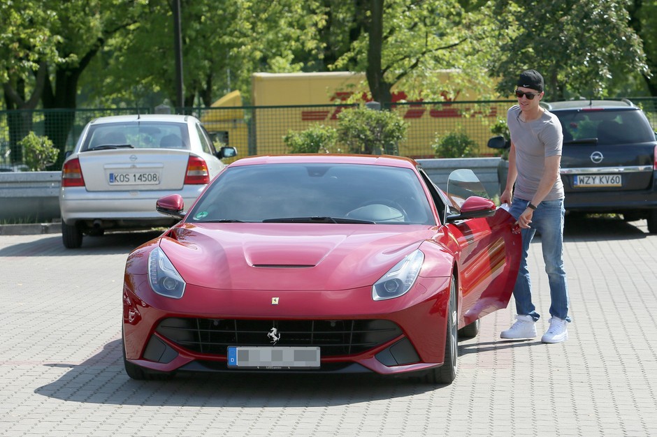 Robert Lewandowski i Ferrari F12 Berlinetta