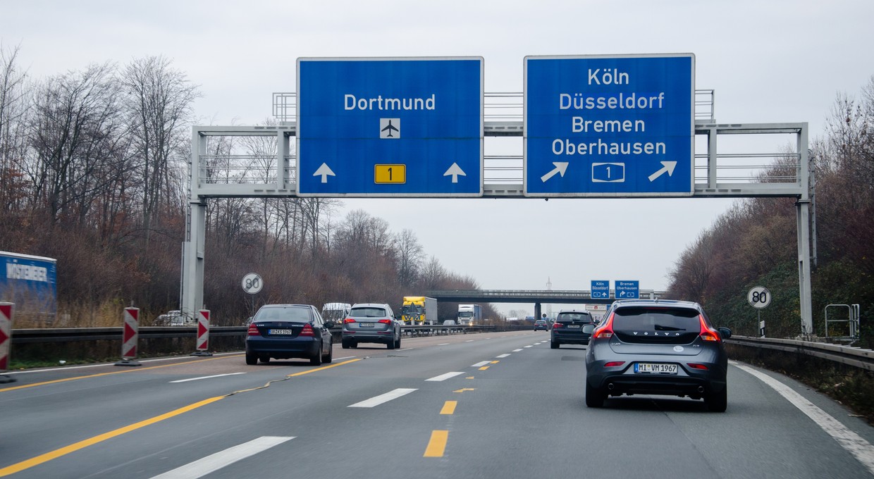 Podwójna przerywana linia na drodze – co oznacza? Wyjaśniamy nietypowe oznakowanie