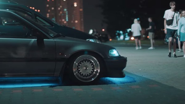 Mały zlot fanów motoryzacji w Kalifornii przerodził się w duże koronaparty?