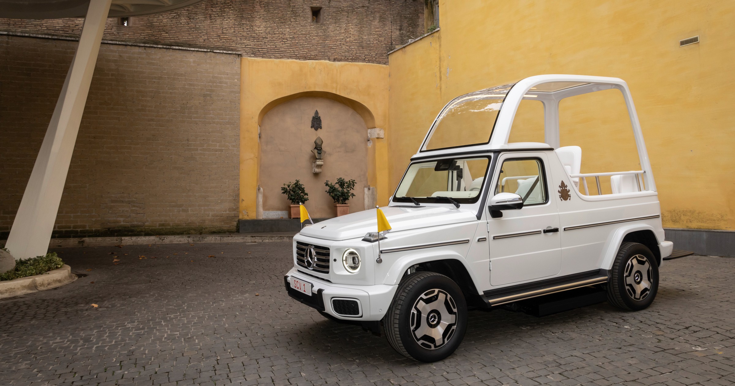 Ostatni Papamobile papieża Franciszka to auto w pełni elektryczne.